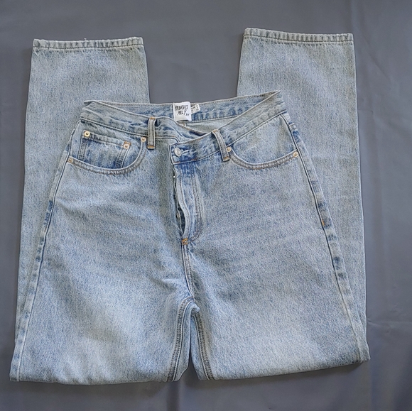 HOLLY ASYMMETRIC STRAIGHT LEG JEAN LIGHT WASH DENIM - Picture 6 of 8